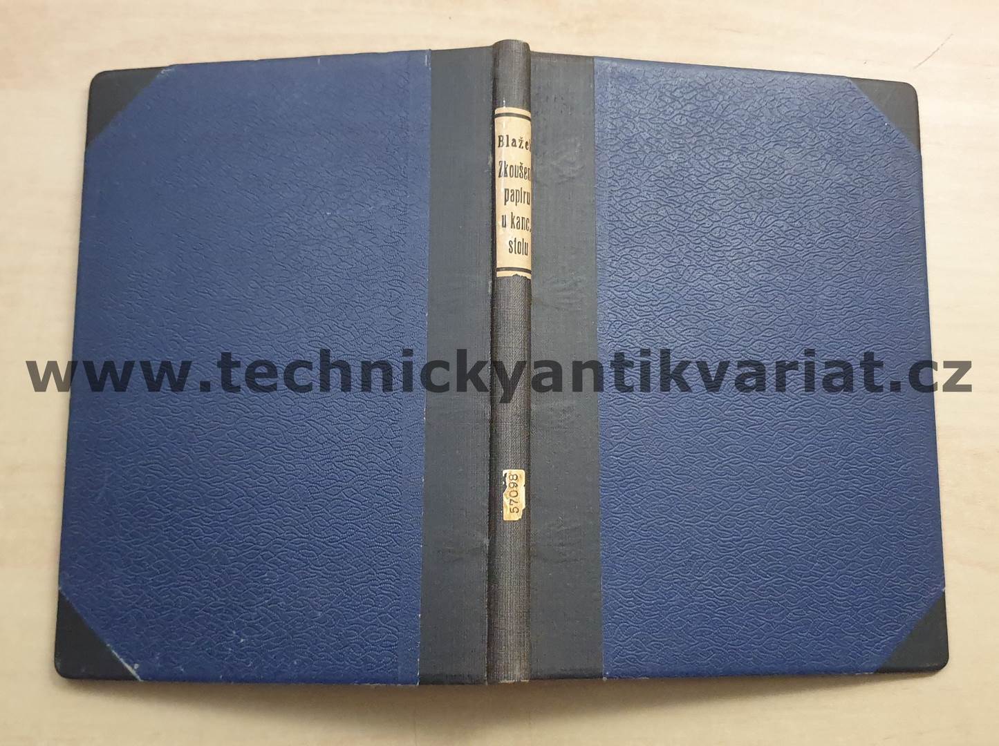 Zkoušení papíru u kancelářského stolu - Zdeněk Blažek (1951)