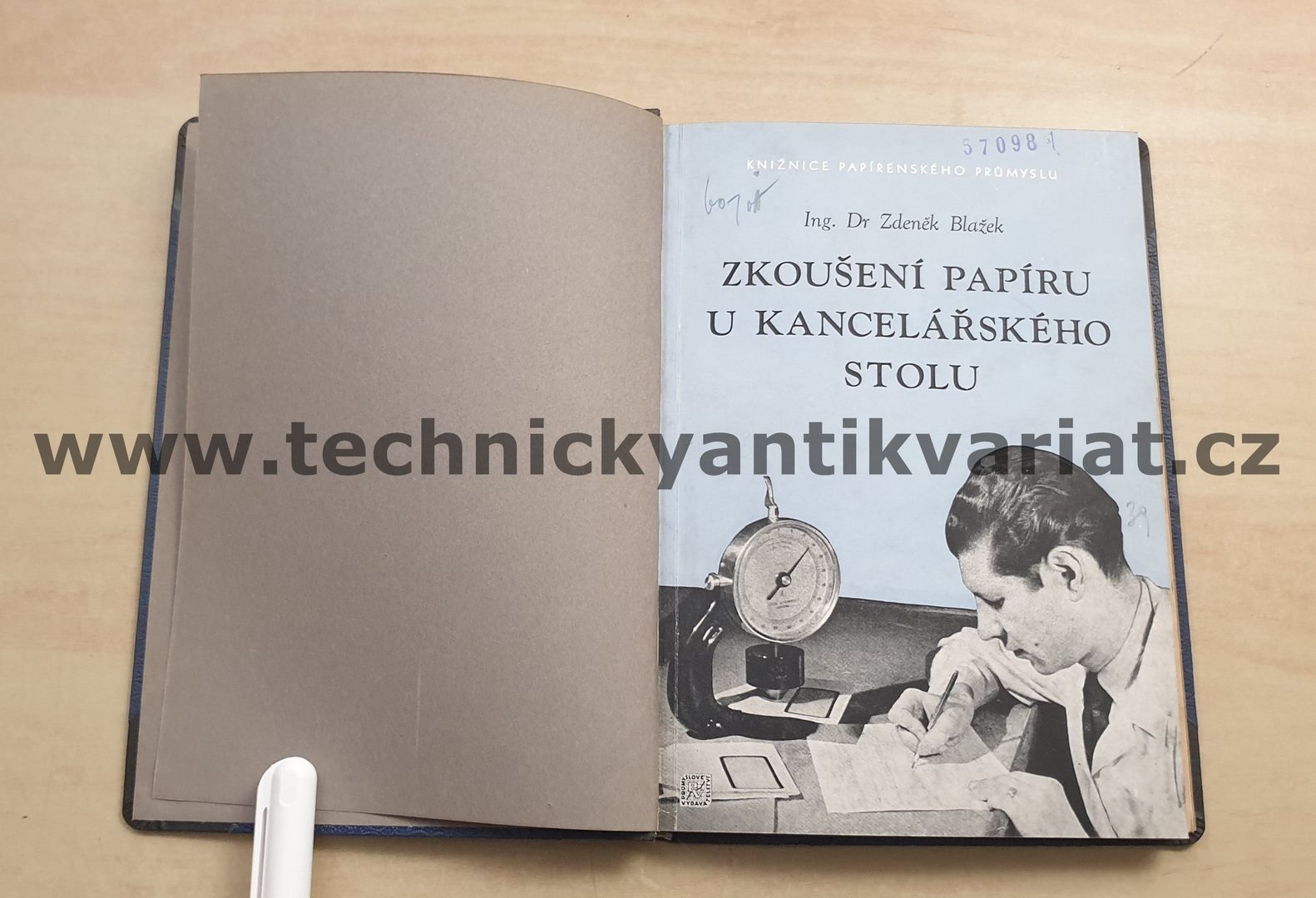 Zkoušení papíru u kancelářského stolu - Zdeněk Blažek (1951)