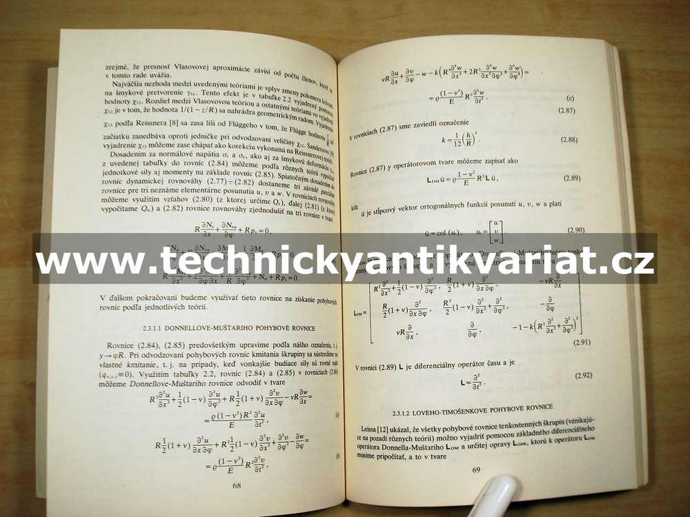 Mechanika kmitání válcových škrupín - Štefan Markuš (1982)