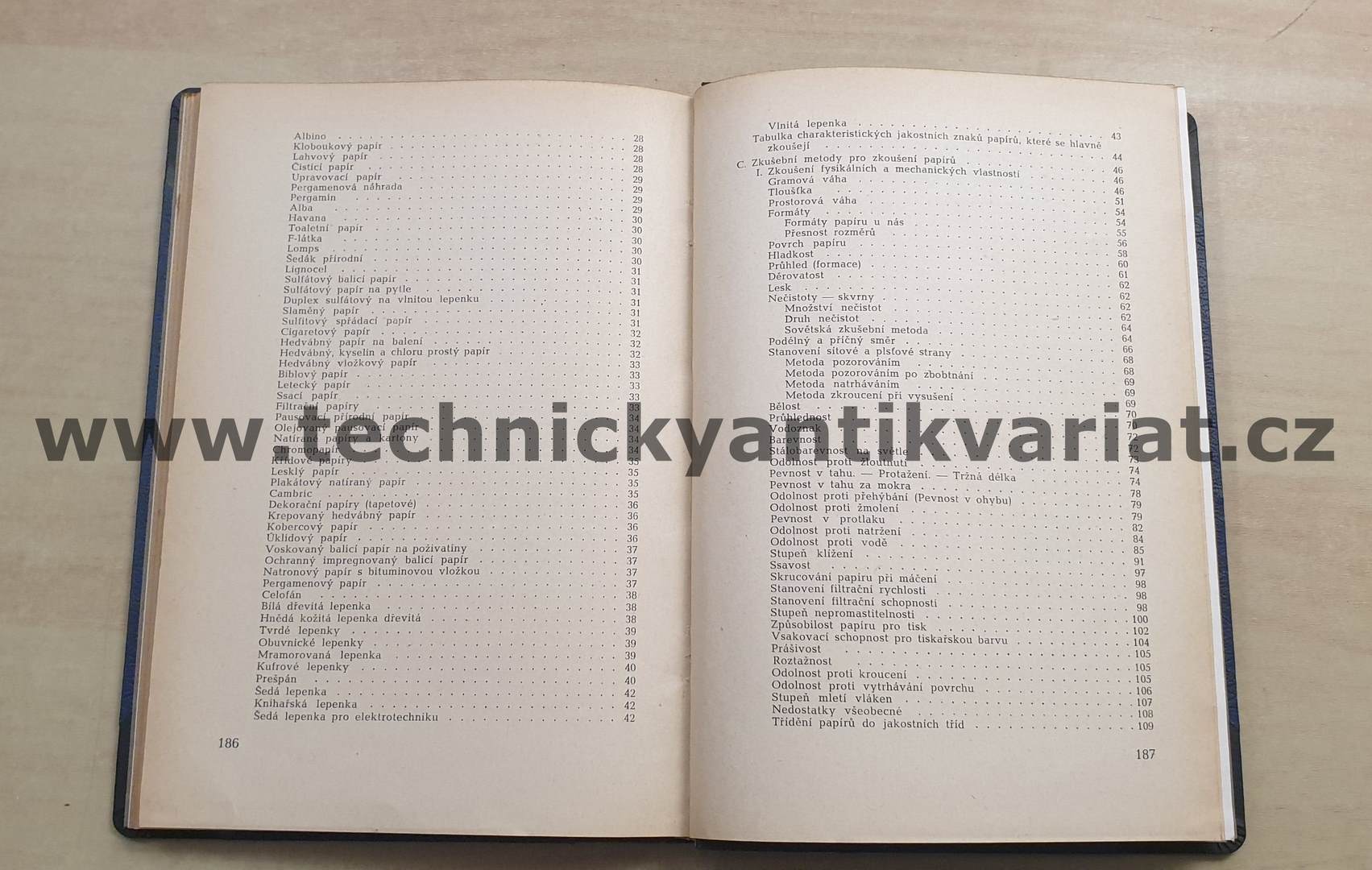 Zkoušení papíru u kancelářského stolu - Zdeněk Blažek (1951)