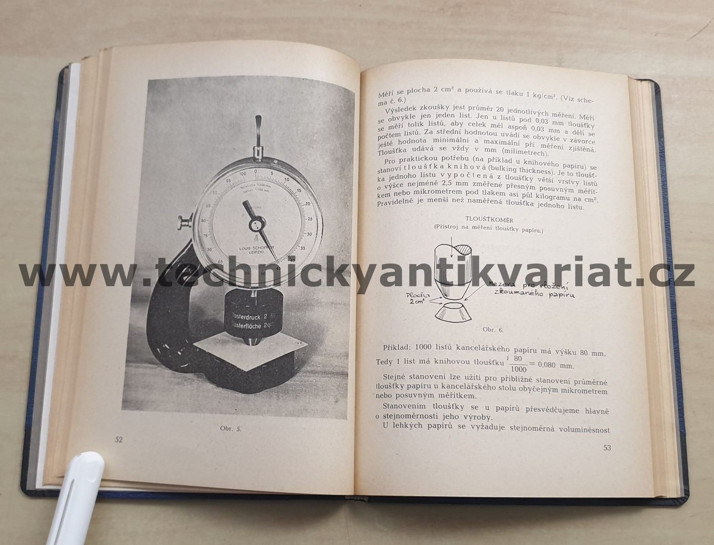 Zkoušení papíru u kancelářského stolu - Zdeněk Blažek (1951)